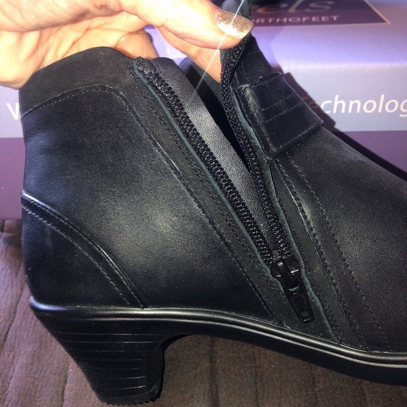 Black leather ankle boots 6.5  with box - Picture 7 of 9